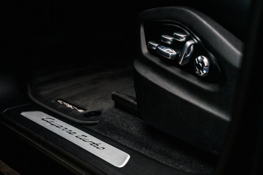 Детали интерьера Porsche Cayenne Turbo (PO536) 2018 года  (UK) (фото 7 из 20)